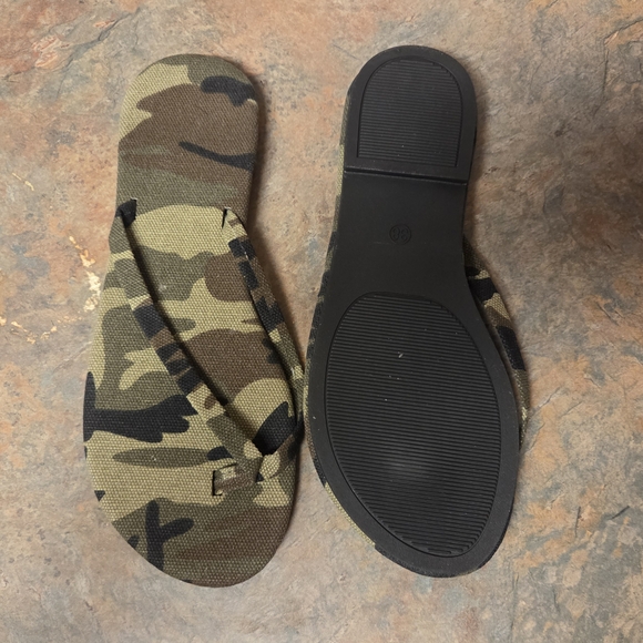 Camouflage Flip Flops - Picture 2 of 2